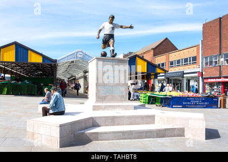 Il calciatore Duncan Edwards statua in luogo di mercato, di Dudley, West Midlands, England, Regno Unito Foto Stock