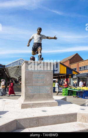 Il calciatore Duncan Edwards statua in luogo di mercato, di Dudley, West Midlands, England, Regno Unito Foto Stock
