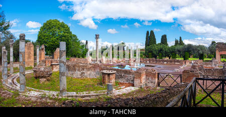 Tivoli - Villa Adriana o Villa di Adriano - Roma - Lazio - punto di riferimento in Italia orizzontale panoramica Foto Stock