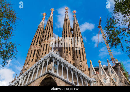 Barcellona, in Catalogna, Spagna - 19 Novembre 2018: Worm prospettiva del Tempio Expiatori de la Sagrada Familia (chiesa espiatorio della Santa Famiglia) ho Foto Stock