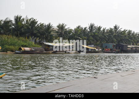 Vista del fiume in Hoi An old town, esempio ben conservato di Southeast Asian Trading port - Vietnam Foto Stock