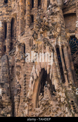 Barcellona, in Catalogna, Spagna - 19 Novembre 2018: A dettagli sulla facciata del Tempio Expiatori de la Sagrada Familia (chiesa espiatorio del Santo Famil Foto Stock