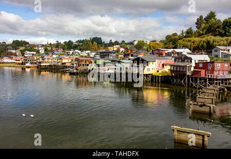 Case in castro sull isola di Chiloe Cile conosciuta come palafitos. Foto Stock