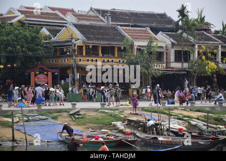 Case tradizionali sul lungofiume di Hoi An old town, esempio ben conservato di Southeast Asian Trading port - Vietnam Foto Stock