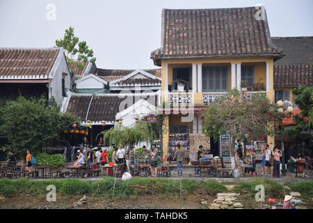 Case tradizionali sul lungofiume di Hoi An old town, esempio ben conservato di Southeast Asian Trading port - Vietnam Foto Stock