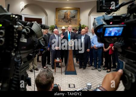 Stati Uniti Presidente Donald Trump unite da segretario per l'agricoltura Sonny Perdue, sinistra, offre commento a sostegno degli agricoltori e degli allevatori durante un evento nella sala Roosevelt della Casa Bianca, 23 maggio 2019 a Washington, DC. Foto Stock