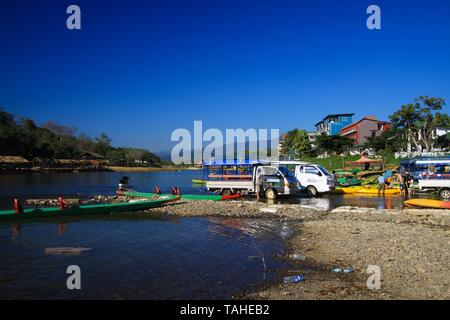 VANG VIENG, LAOS - Dicembre 22. 2017: panoramica vista sul fiume sul villaggio circondato da colline carsiche paesaggio lungo Nam Song Xong (fiume) Foto Stock