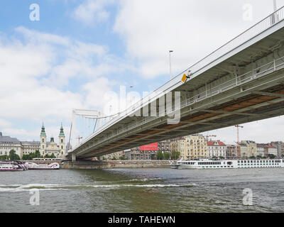 Budapest il Ponte Elisabetta che attraversa il Danubio e collega Buda a Pest verso il lato Pest e la Chiesa della Beata Vergine Maria Foto Stock