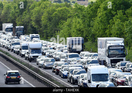 Il traffico pesante sulla M40 Autostrada vicino a Solihull nel west Midlands come persone per colpire la strada per metà termine rottura. Il 25 maggio 2019. Foto Stock