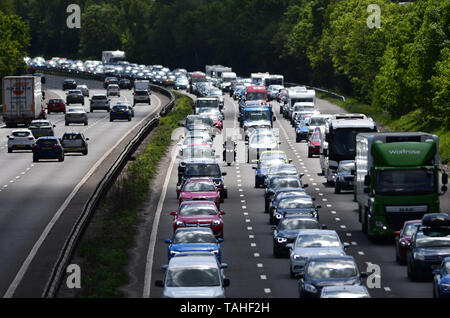 Motociclette filtro del traffico pesante sulla M40 Autostrada vicino a Solihull nel west Midlands come persone per colpire la strada per metà termine rottura. Il 25 maggio 2019. Foto Stock
