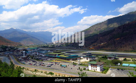 Una bellissima vista della Paro Aeroporto Internazionale in Bhutan sullo sfondo di moutains himalayana. Foto Stock