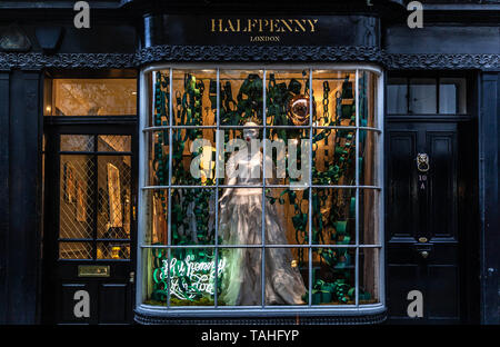 Un manichino in vetrina Halfpenny bridalwear, 10 Woburn Walk, Bloomsbury, Londra, Inghilterra, Regno Unito. Foto Stock