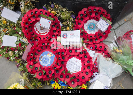 John W. Mills' i Vigili del Fuoco Nazionale Memorial, di fronte la Cattedrale di St Paul, Londra, Regno Unito Foto Stock