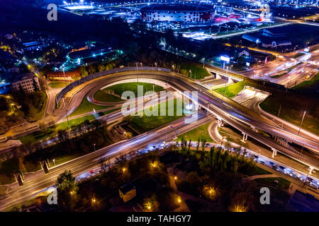 Notte Vista aerea di una autostrada intersezione percorsi di traffico nella notte Mosca Foto Stock