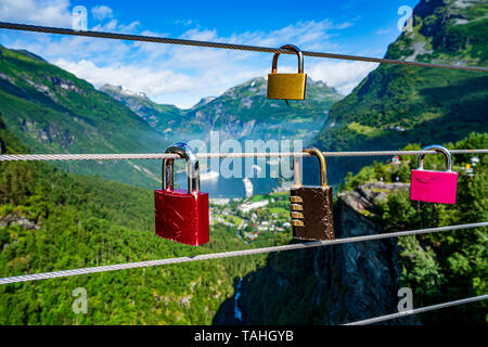 Geiranger fjord Lookout observation deck view point, la bellissima natura della Norvegia. Si tratta di un 15-chilometro (9,3 mi) ramo lungo off del Sunnylvsfjorden, WH Foto Stock