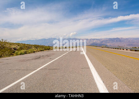Strada che attraversa la gamma Panamint nel Parco Nazionale della Valle della Morte in California. Stati Uniti d'America Foto Stock