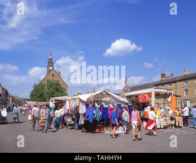 Giorno di mercato, High Street, Moreton-in-Marsh, Gloucestershire, England, Regno Unito Foto Stock