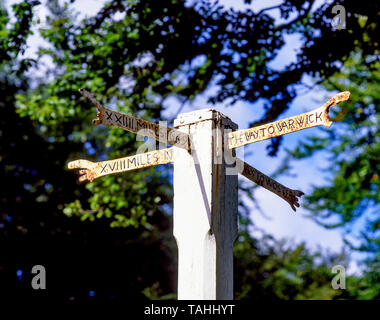 Antico segno del fingerpost vicino a Chipping Campden, Cotswolds, Gloucestershire, Inghilterra, Regno Unito Foto Stock