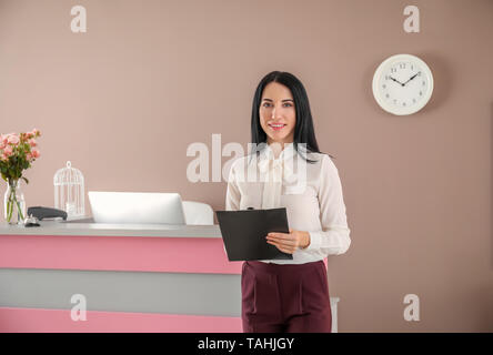 Giovane femmina receptionist in hotel Foto Stock