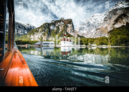 Gita in barca sul Königssee a Berchtesgaden in Germania Baviera. un bellissimo lago con montagne riflettente in acqua durante la primavera Foto Stock