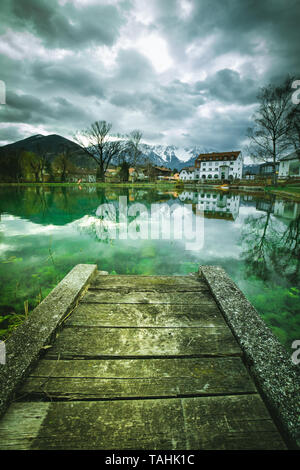 Blue mountain lake con la riflessione in Puchberg am Schneeberg in Austria inferiore con riflesso nell'acqua Foto Stock