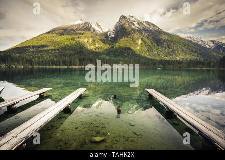 Colorata estate alba sul lago Hintersee con piacere bianco lancia. Mattina di sole scena nelle Alpi austriache. Salzburg-Umgebung, Austria, l'Europa. Foto Stock