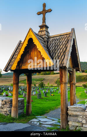Heddal doga chiesa in Norvegia al tramonto in estate Foto Stock