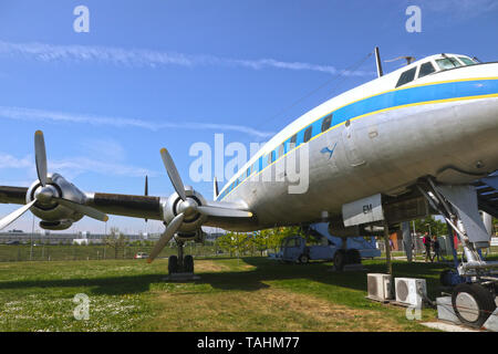 Monaco di Baviera, Germania - uno storico aerei Lockheed L-1049 G Super Constellation dell'anno 1955 sul display e aperte ai visitatori Foto Stock