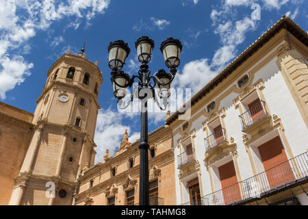 Via la luce e la torre di San Patricio chiesa in Lorca, Spagna Foto Stock