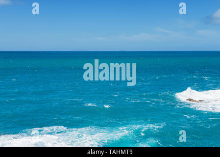 Splendido mare azzurro e onde Foto Stock