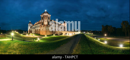 Mir, Bielorussia. Complesso del Castello di Mir In serata l'illuminazione notturna. Monumento culturale, sito Patrimonio Mondiale dell'UNESCO. Famoso punto di riferimento e meta popolare Foto Stock