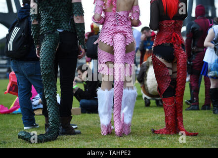 Cosplayers arrivare per la seconda giornata del fumetto di MCM Con presso l'ExCel di Londra nella zona est di Londra. Foto Stock