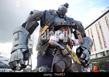 Cosplayers arrivare per la seconda giornata del fumetto di MCM Con presso l'ExCel di Londra nella zona est di Londra. Foto Stock