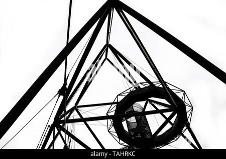 Incredibile struttura del tetraedro di Bottrop, Germania catturato sulla foto in bianco e nero presa dal basso in prospettiva diversa. Il famoso punto di riferimento locale serve come un punto di vista. Foto Stock