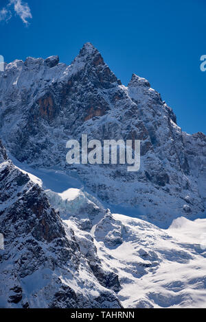 Francia, Hautes-Alpes, (05), il Parco Nazionale degli Ecrins - La Meije picco e del ghiacciaio in inverno. Alpi europee Foto Stock