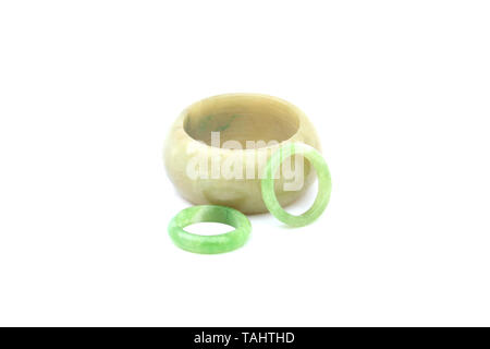 La giada braccialetti isolato su sfondo bianco Foto Stock