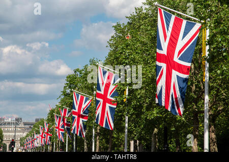 Unione bandiere sul centro commerciale nel centro di Londra Foto Stock