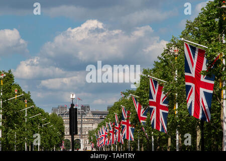 Unione bandiere sul centro commerciale nel centro di Londra Foto Stock