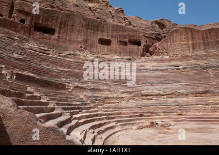 Giordania Petra (UNESCO) il teatro. 4.000 auditorium sede scavata nella montagna ai piedi dell'Alto palazzo di sacrificio. Foto Stock