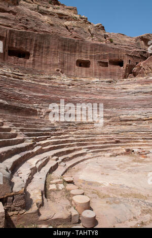 Giordania Petra (UNESCO) il teatro. 4.000 auditorium sede scavata nella montagna ai piedi dell'Alto palazzo di sacrificio. Foto Stock