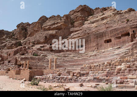 Giordania Petra (UNESCO) il teatro. 4.000 auditorium sede scavata nella montagna ai piedi dell'Alto palazzo di sacrificio. Foto Stock