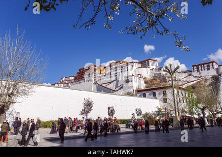 Pellegrini tibetani cerchio il Potala palace - Lhasa, in Tibet Foto Stock