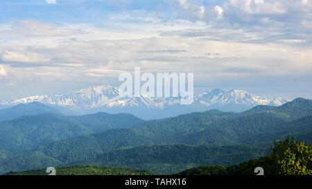 Le montagne del Caucaso del Nord al tramonto. Picchi innevati. Foto Stock