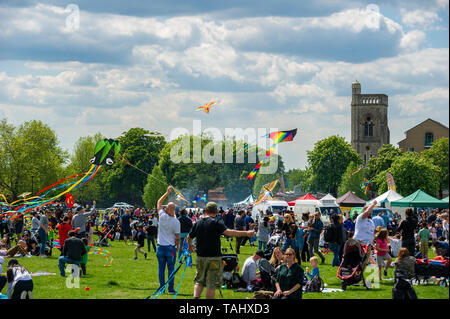 Aquiloni in corrispondenza di un kite festival - Streatham Kite comune giorno a Londra Foto Stock