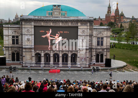 La gente guarda una registrazione dell'Opera di Stato di Vienna è il balletto Schiaccianoci dedicata al centocinquantesimo anniversario dell'Opera di Vienna in Moscows park Foto Stock