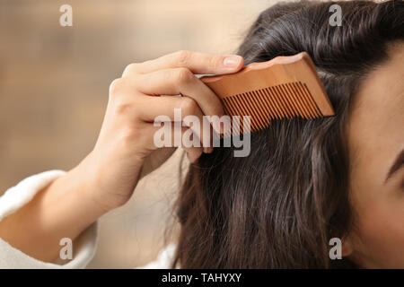 Donna capelli pettinatura su sfondo sfocato, primo piano Foto Stock