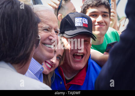 Philadelphia, PA, Stati Uniti d'America - 18 Maggio 2019: Joe Biden pone per le foto con i sostenitori di un kick-off rally per il suo 2020 campagna presidenziale. Foto Stock