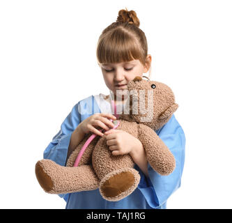 Ritratto di piccolo grazioso medico con stetoscopio e orso di peluche su sfondo bianco Foto Stock