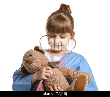 Ritratto di piccolo grazioso medico con stetoscopio e orso di peluche su sfondo bianco Foto Stock