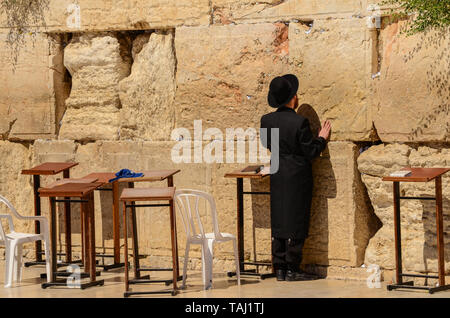 Ebrea ortodossa uomo pregando presso il Muro Occidentale di Gerusalemme, Israele Foto Stock